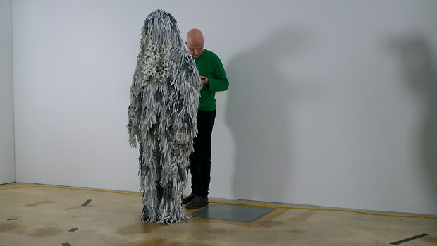 Bild:  Performance von Christoph Brunner in einem McGhillie-Kostüm von knowbotic research in der Plavaver-Installation von Eran Schaerf und Florian Dombois