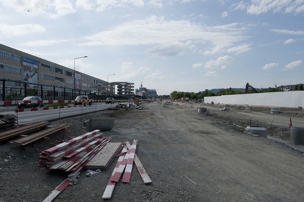 Picture: Migros Verteilzentrum Herdern mit Spiralrampe, Abschrankung Baustelle Hardturm-Areal