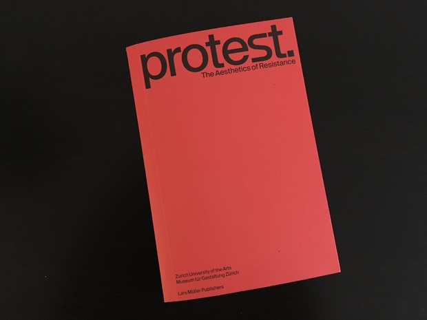 Bild:  Rogger, Basil/Vögeli, Jonas/Widmer, Ruedi (Hg.): "Protest. The Aesthetics of Resistance". Lars Müller Publishers, Zurich, 2018.