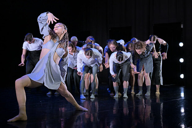 Bild:  Bachelor Contemporary Dance presents:  Choreographien von: Francesco Curci, Béatrice Goetz, Stefanie Olbort, Lorenzo Rufo, Luca Signoretti, Didy Veldman