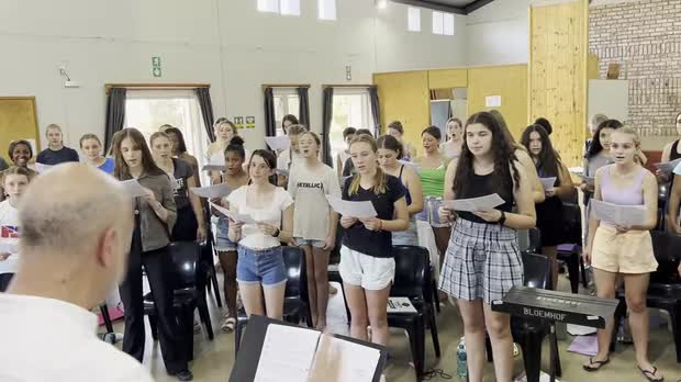 Bild:  Chormusik in Südafrika | Credit: Hier arbeitet Ernst Buscagne mit dem Bloemhof Accelerando Mädchenchor, der in Stellenbosch, im Bloemhof Mädchengymnasium beheimatet ist.