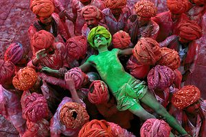 Bild:  22_Villagers participating in the Holi Festival.