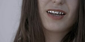 Bild:  Lili Reynaud-Dewar, «Teeth, Gums Machines, Future, Society», 2016, Videostill