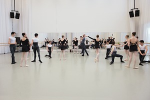 Picture: Proben mit dem Choreographen Jean-Guillaume Bart
