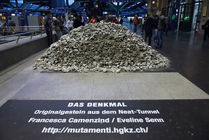 Bild:  Das Denkmal - Gestein aus dem Neat Tunnel