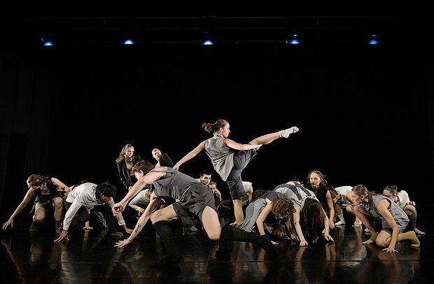 Bild:  Bachelor Contemporary Dance presents:  Choreographien von: Francesco Curci, Béatrice Goetz, Stefanie Olbort, Lorenzo Rufo, Luca Signoretti, Didy Veldman