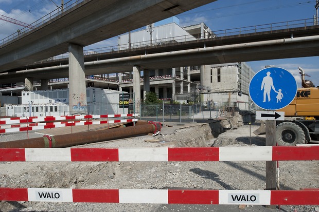 Bild:  SBB Viadukt Herdern, Toni-Areal, Umleitung Fussgänger bei Baustelle Pfingstweidstrasse