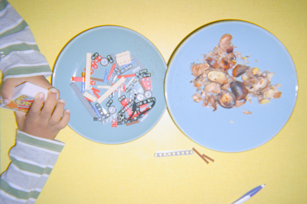 Bild:  Familien Fragmente – «Reschtmarroni vo gescht und Lego zum Zmorgä, bitte»