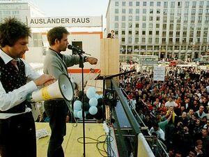 Bild:  Ausschnitt der Aktion «Bitte liebt Österreich», 2000, Foto: David Baltzer