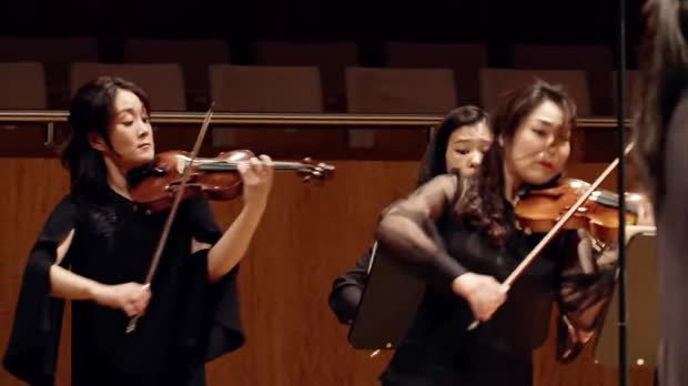 Picture: Holly Hyun Choe conducting P. Tchaikovsky «Souvenir de Florence» (Wald Ensemble)