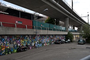 Bild:  SBB Herdern Viadukt, Sockelgeschoss Toni-Areal Westseite mit Graffiti-Kunst
