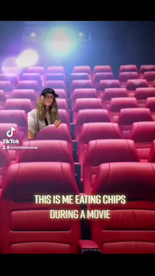 Bild:  Eating chips during a movie.