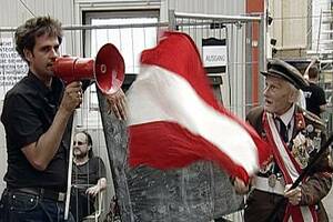 Picture: Ausschnitt der Aktion «Bitte liebt Österreich», 2000, Foto: David Baltzer