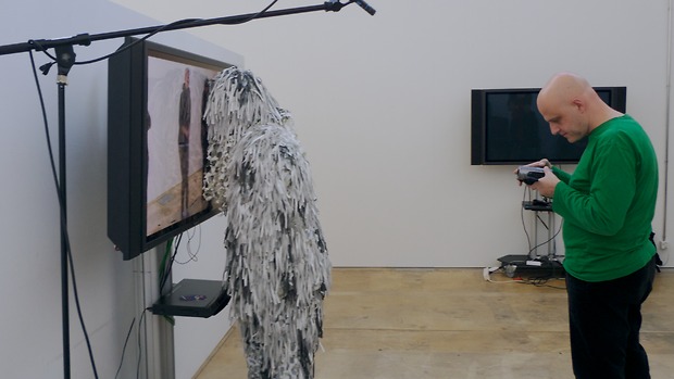 Bild:  Performance von Christoph Brunner in einem McGhillie-Kostüm von knowbotic research in der Plavaver-Installation von Eran Schaerf und Florian Dombois