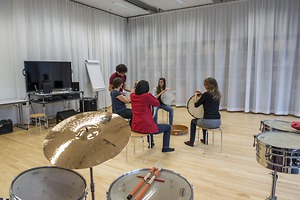 Bild:  Musikdozent Christian Berger im Unterricht