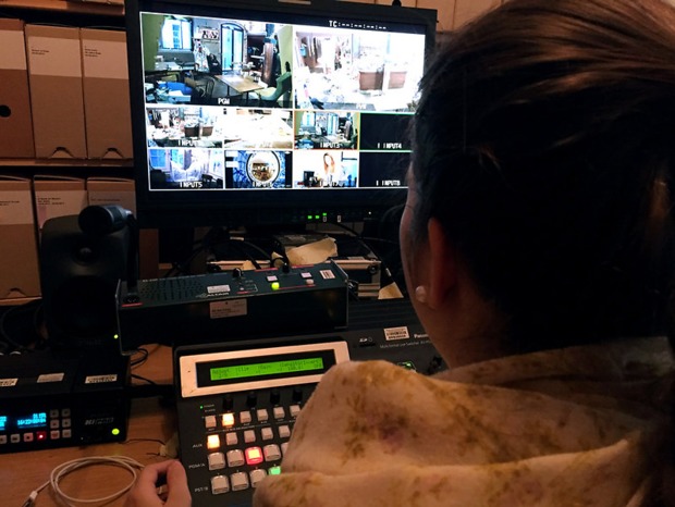 Picture: Studentin von Cast / Audiovisuelle Medien in der Regie beim Livestream