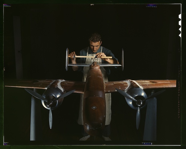 Bild:  An experimental scale model of the B-25 plane is prepared for wind tunnel tests in the plant of North American Aviation