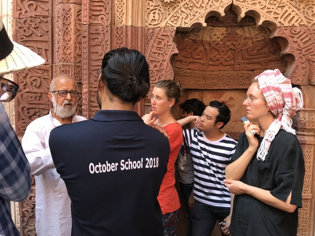 Bild:  InOctober – International Network for Contemporary Public Art | Captions: Field trip with Sohail Hashmi, October School Dehli 2018 | Credits: Nadja Graf