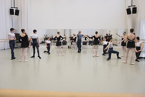 Bild:  Proben mit dem Choreographen Jean-Guillaume Bart