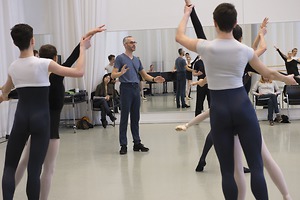 Bild:  Proben mit dem Choreographen Jean-Guillaume Bart
