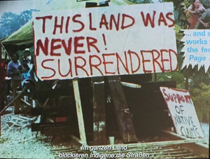 Bild:  Detail image from the documentary film, «Kanehsatake: 270 Years of Resistance» (1993), by Alanis Obomsawin. Exhibition: «The Children Have to Hear Another Story: Alanis Obomsawin», Haus der Kulturen der Welt, Berlin