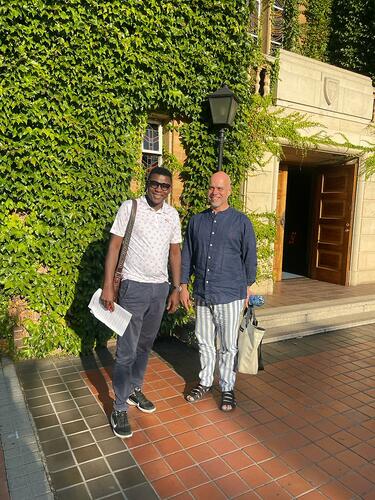 Picture: Chormusik in Südafrika | Ernst Buscagne, Michael Dingaan (Chorleiter St. Stithians) und Ernst Buscagne vor der Kirche auf dem Schul-Campus