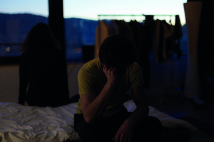 Bild:  Oliver Zgorelec als Alex im 360° Film «Gegen die Regeln» sitzt auf seinem Bett.