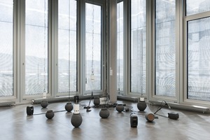 Bild:  Nine vessels, one room
