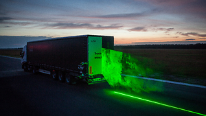 Bild:  Nächtliche Testfahrt mit "Laser-Laster"
