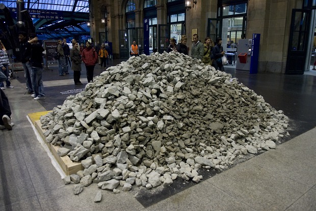 Bild:  Das Denkmal - Gestein aus dem Neat Tunnel