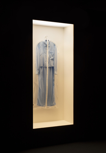 Bild:  Ausstellungsansicht SITUATIONS/Closure, SITUATION #217: Simon Fujiwara, What Beyoncé Wore to the Anne Frank House, 2018
