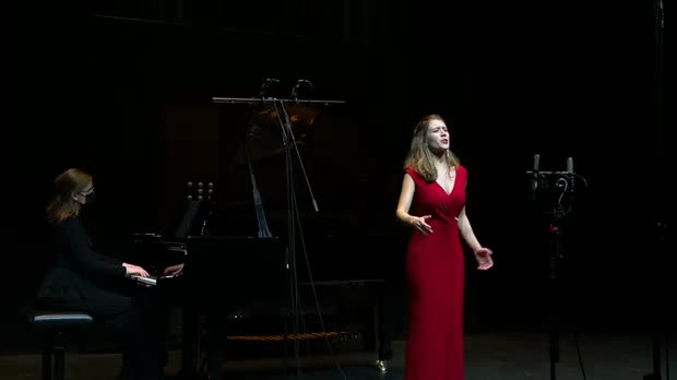 Bild:  Chiara Heuser singing "Dans un bois solitaire" by W.A. Mozart