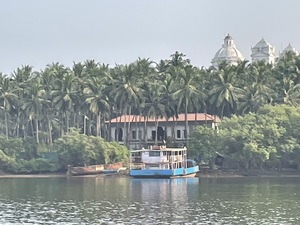 Bild:  Building «IMMSANE» India | Old Goa: Ferry Boat to Divar Island | Photo Credit: André Bellmont