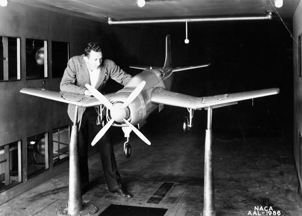 Bild:  A scale model of the Douglas SB2D Destroyer at the wind tunnel of the Ames Research Center, Moffet Field, California (USA), on 1 April 1942