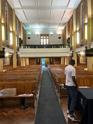 Bild:  Chormusik in Südafrika | Ernst Buscagne, in der Kirche der Schule