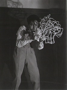 Bild:  Jean Cocteau, sculpting his own head in wire
