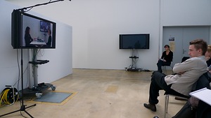 Bild:  Performance von Manuela Müller und Max Treier in der Plavaver-Installation von Eran Schaerf und Florian Dombois