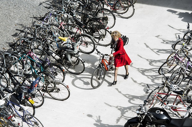 Bild:  Stadtpräsidentin Corine Mauch auf dem Veloparkplatz