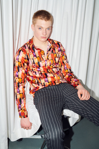 Bild:  Julian Zigerli, Pfeiffer Silk Shirt aus der Kollektion «Bold is My Favorite Color», Herbst/Winter 2018, Foto: © Claude Gasser