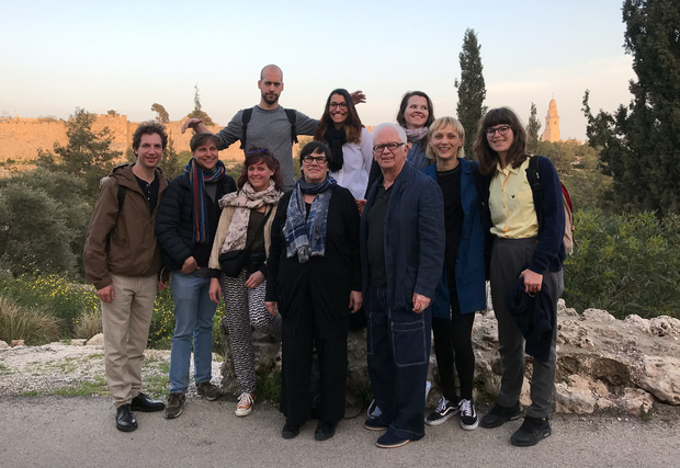 Bild:  Gruppenfoto vor der Stadtmauer in Jerusalem 