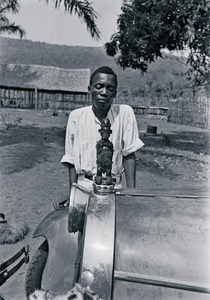 Bild:  Yaka-Figur auf Kühlerhaube, Yaka-Region, 1938, SW-Negativ, Fotograf: Hans Himmelheber