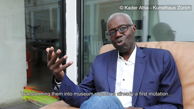 Picture: Souleymane Bachir Diagne (*1955), Direktor des Instituts für Afrikastudien an der Columbia University New York, verweist im Zuge eines Interviews auf die Metapher der «Mutation» zur Erläuterung von Archivierungsprozessen kolonialer Raubgüter, in: «Les Entrelacs de l'Objet» (2020). Digital zur Verfügung gestellte Sichtungskopie. Mit freundlicher Genehmigung des Kunsthaus Zürich.