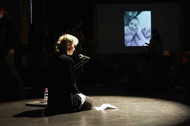 Bild:  Performance Images of Motherhood